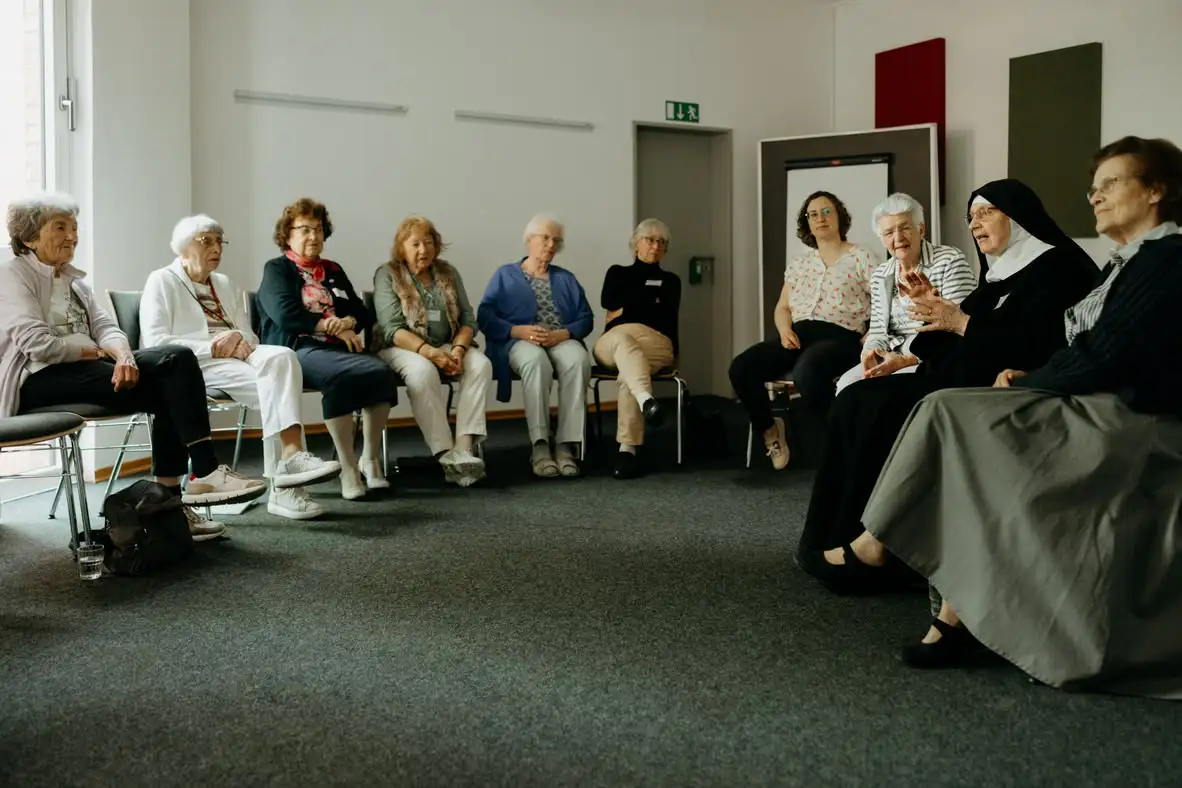 Seniorinnen sitzen bei einer Gesprächsrunde zusammen