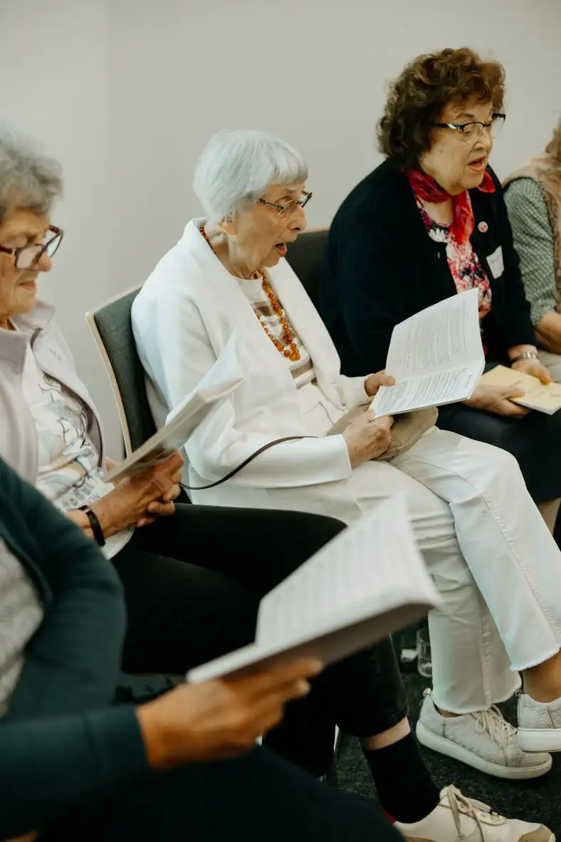 Seniorinnen lesen gemeinsam aus gedruckten Texten
