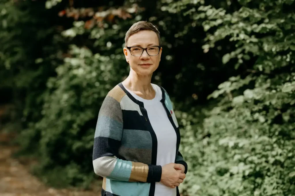 Porträt einer Frau mit Brille im grünen Wald