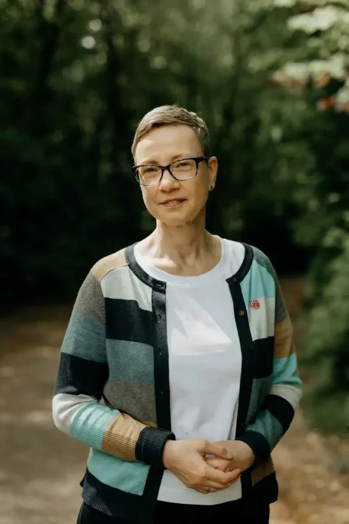 Porträt einer Frau mit Brille im Wald