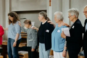 Gruppe älterer Menschen steht gemeinsam in einer Reihe