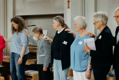 Gruppe älterer Menschen steht gemeinsam in einer Reihe
